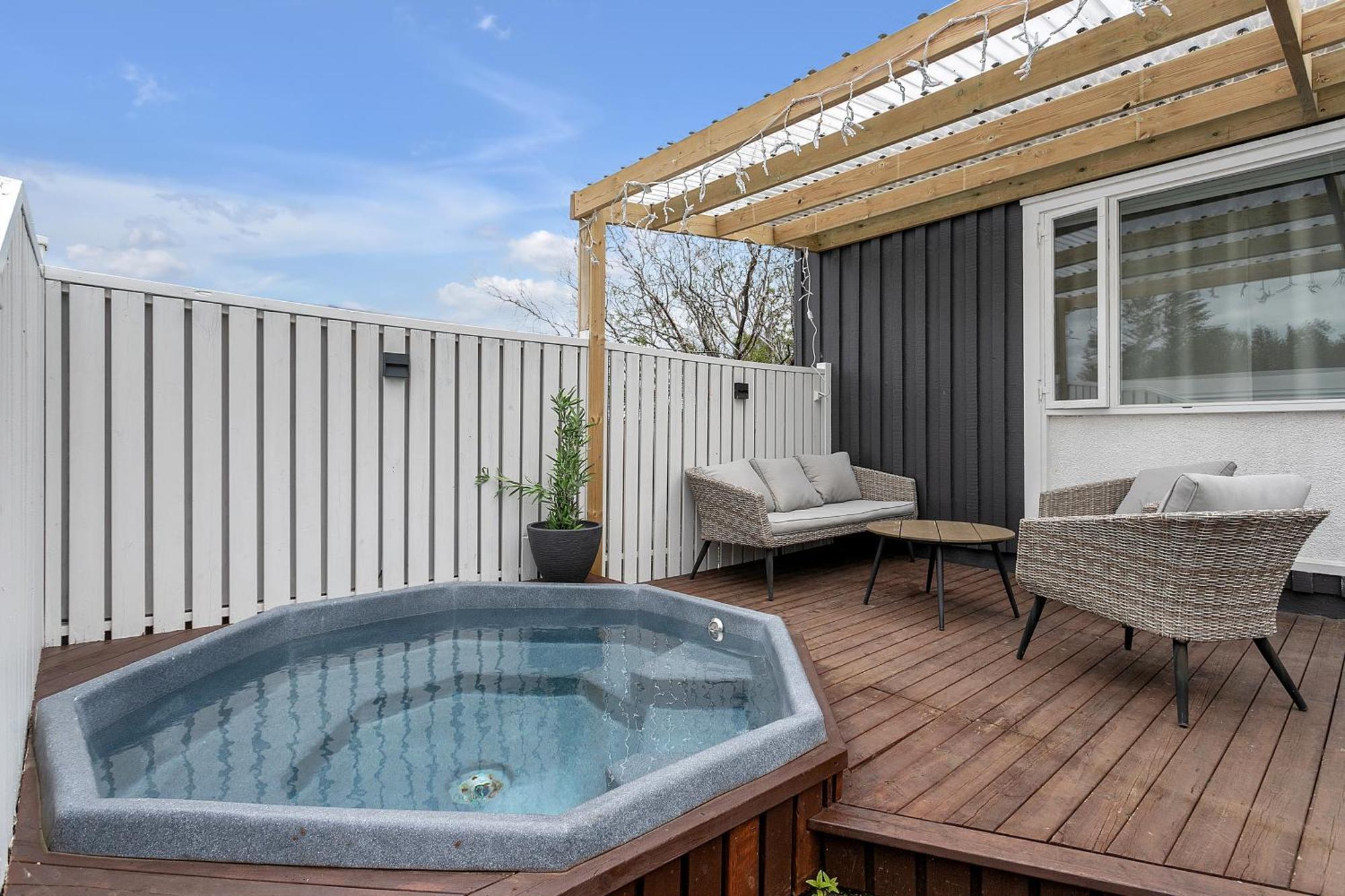House - Villa With Garden And Hot Tub, 2 Min From Reykjavik Garthabaer Buitenkant foto