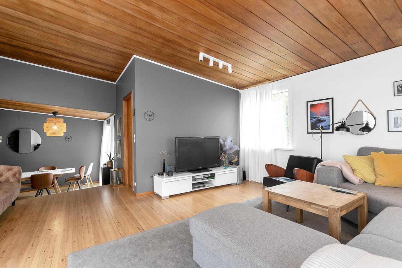 House - Villa With Garden And Hot Tub, 2 Min From Reykjavik Garthabaer Buitenkant foto