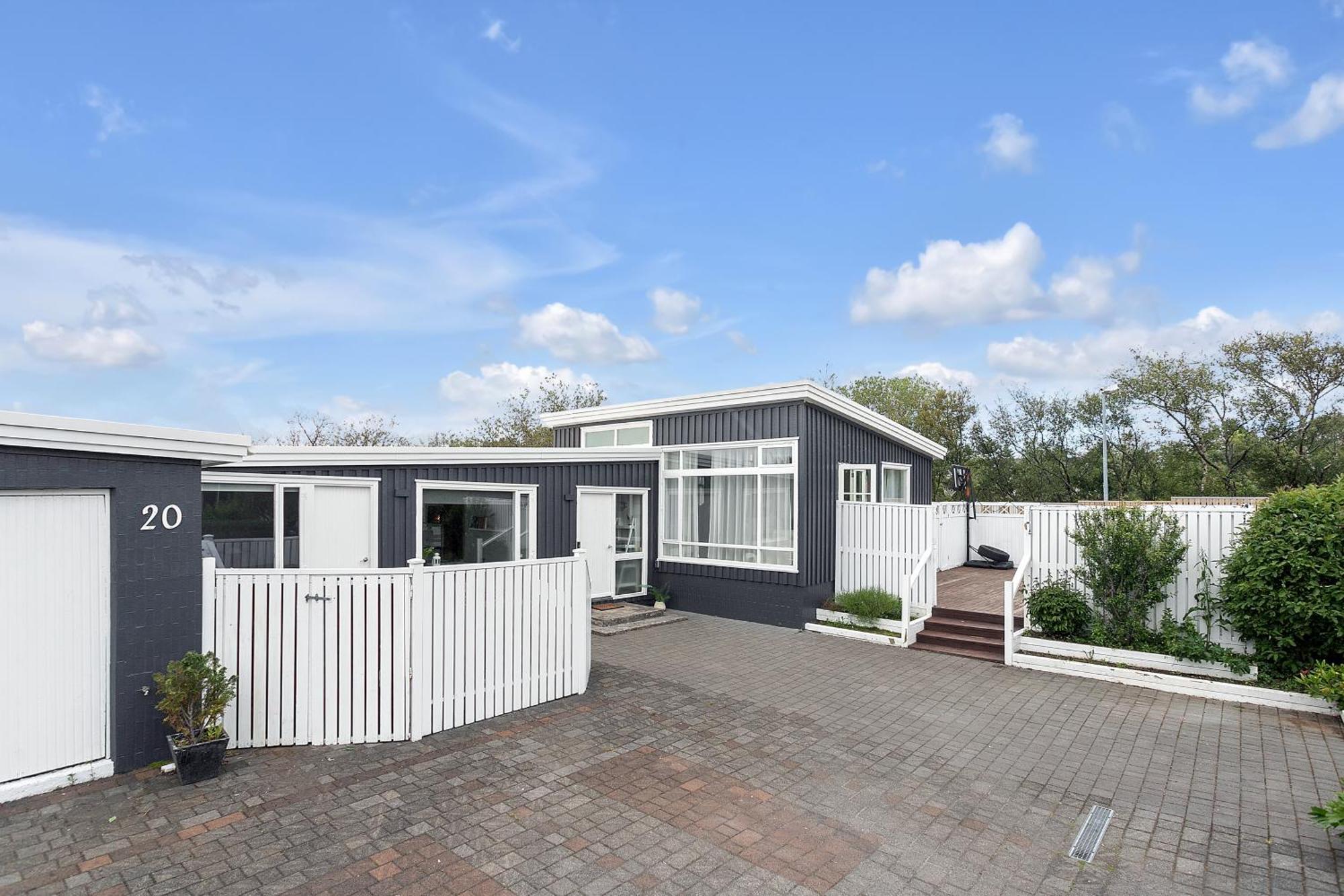 House - Villa With Garden And Hot Tub, 2 Min From Reykjavik Garthabaer Buitenkant foto