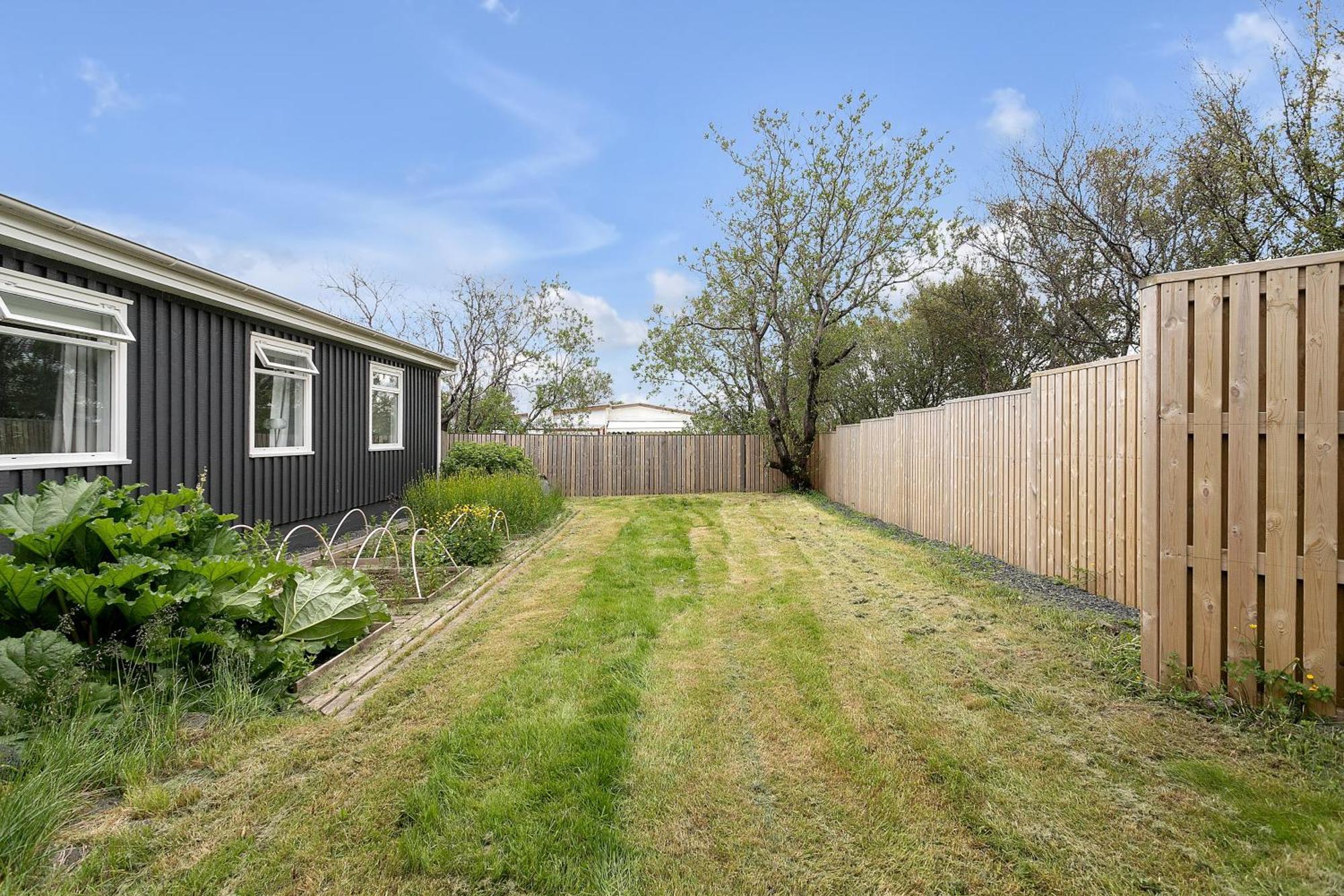 House - Villa With Garden And Hot Tub, 2 Min From Reykjavik Garthabaer Buitenkant foto