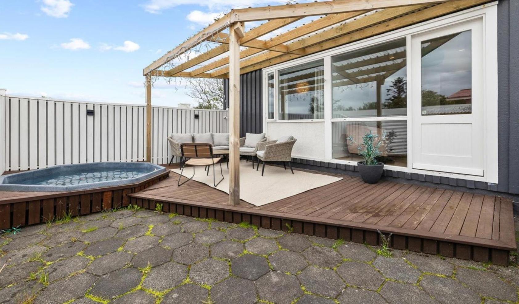 House - Villa With Garden And Hot Tub, 2 Min From Reykjavik Garthabaer Buitenkant foto