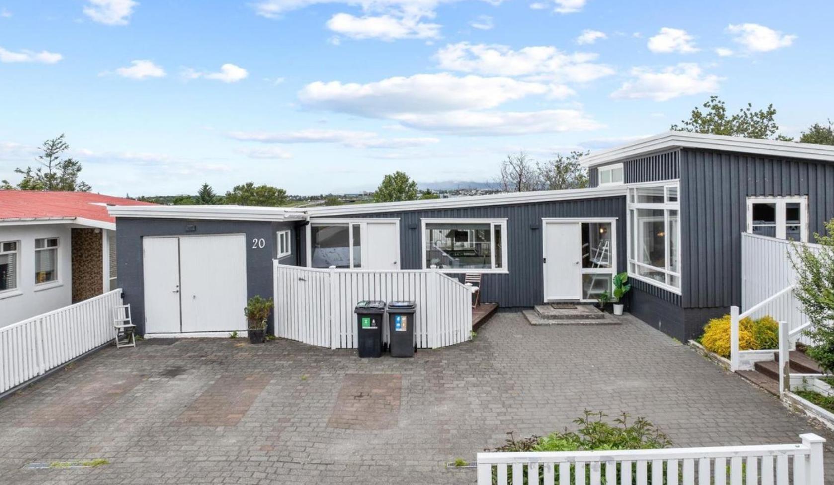 House - Villa With Garden And Hot Tub, 2 Min From Reykjavik Garthabaer Buitenkant foto